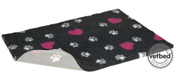 VetBed Nonslip Charcoal m/hvite poter & rosa hjerter 100x75cm